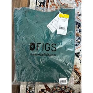 Figs casma, three pocket top size large new in packaging